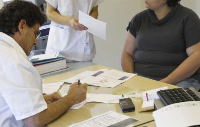 Una persona durante una consulta médica