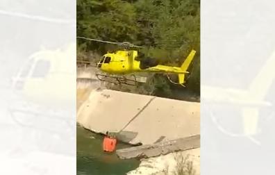 Helicóptero que coge agua del río Esca, en la presa del molino de Garde, durante el incendio de Urzainqui