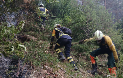 Tres efectivos del despliegue terrestre en las pendientes de la peña Gazpar
