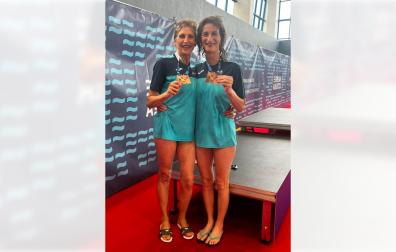 Laura Garde y Lola Sarriguren posan con la medalla de bronce