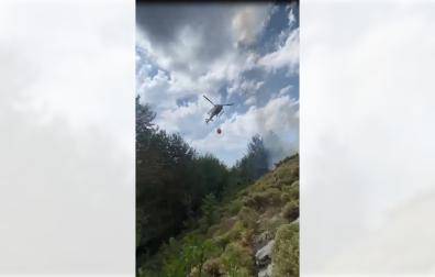 Así trabajando los bomberos desde dentro del incendio de Urzainqui