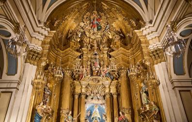 El altar de la capilla de la Virgen del Camino, con la patrona de Pamplona en el centro