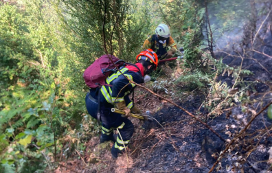 Dos efectivos del despliegue en el incendio de Urzainqui