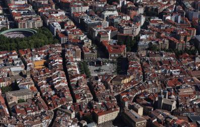 Vista aérea de viviendas en el centro de Pamplona.