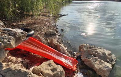 Al parecer, los rescatados se habrían metido en la balsa con esta colchoneta