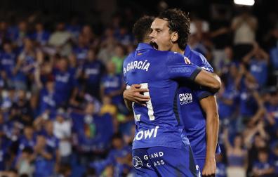 El delantero del Getafe Enes Unal celebra el gol con su compañero Andrés García
