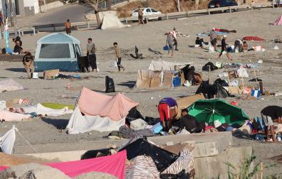 Varios migrantes permanecen este lunes acampados en la playa de El Trampolín de Ceuta