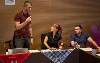 El alcalde de Berriozar, Iker Mariezcurrena (de pie), habla con los concejales socialistas Arantza Ríos y Carlos Mena