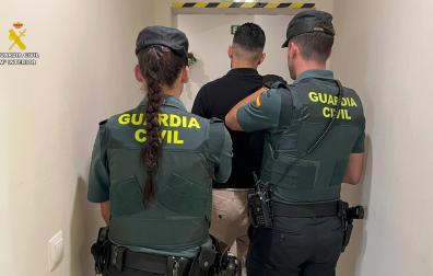 Imagen del momento de la detención de uno de los implicados