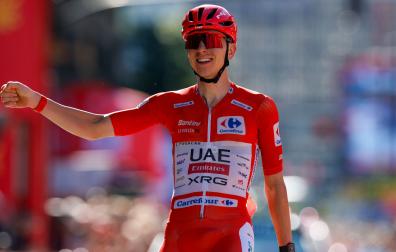 El ciclista esloveno del UAE Emirates Tadej Pogacar celebra su victoria en la cuarta etapa de La Vuelta a España