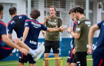 Luis Miguel Ramis da indicaciones en el entrenamiento de ayer en Tajonar