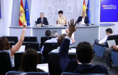 Fernando Grande-Marlaska, Elma Saiz y Ángel Víctor Torres, en la rueda de prensa convocada tras la reunión del Consejo de Ministros este martes
