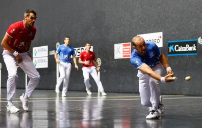 Elordi esconde la pelota en presencia de Ezkurdia en el Bizkaia.