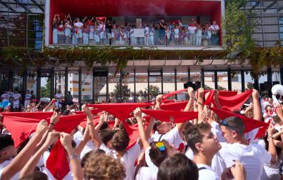 Fotos: Varios heridos en el chupinazo de Noáin después de que tres cohetes cayesen a la plaza donde se congregaba la multitud y otros explotaran en el balcón