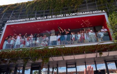 Fotos: Varios heridos en el chupinazo de Noáin después de que tres cohetes cayesen a la plaza donde se congregaba la multitud y otros explotaran en el balcón