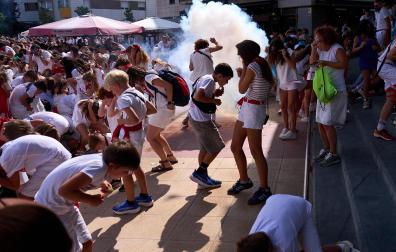 Fotos: Varios heridos en el chupinazo de Noáin después de que tres cohetes cayesen a la plaza donde se congregaba la multitud y otros explotaran en el balcón