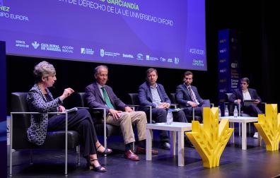 Desde la izda; Mariola Urrea, catedrática de Derecho Internacional y de la Unión Europea, y vicerrectora de Internacionalización y Relaciones Institucionales de la UIMP; Segismundo Álvarez, notario y presidente de la Fundación Hay Derecho; Pablo Rupérez, economista y diplomático; David Garciandía, profesor de Derecho de la UE en la Universidad de Oxford; y Borja Ruisánchez, el moderador, tesorero de Equipo Europa