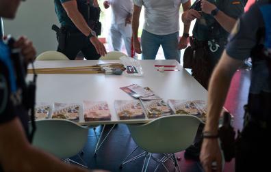 Agentes de la Guardia Civil requisan cohetes sin lanzar en el Ayuntamiento de Noáin para llevar a cabo la investigación.