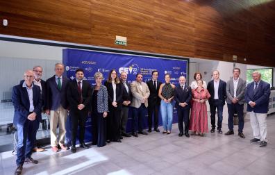 Ponentes que participaron este miércoles en los Cursos Europeos de Verano junto a asistentes como el presidente del Parlamento, Unai Hualde