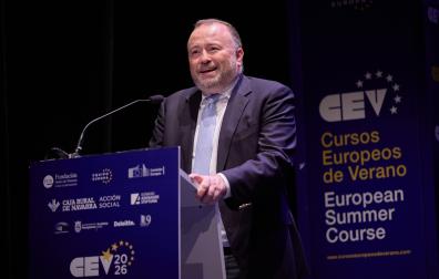 El embajador de Irlanda en España, Brian Glynn, durante su intervención en los Cursos Europeos de Verano