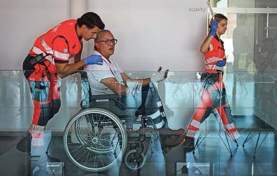 Un equipo sanitario traslada al empleado municipal herido en el cohete de Noáin