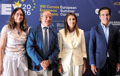 Teresa Anjinho (tercera por la izquierda), este jueves, en Pamplona