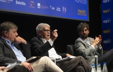 De izda. a dcha.; José Antonio Sanahuja Perales (catedrático de Relaciones Internacionales), Alfonso Dastis Quecedo (exministro de Asuntos Exteriores) y Bernardo Navazo López (analista de riesgo geopolítico).