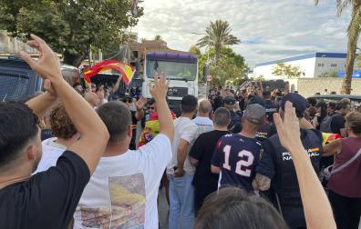 Ciudadanos impiden el acceso a miembros de Cruz Roja para entregar alimentos a los migrantes en la playa del Trampolín, este jueves en Ceuta