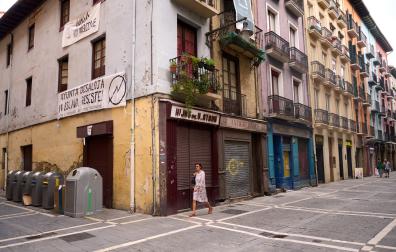 Casa Atáun, en la esquina de las calles Mayor y Eslava, en agosto. En la vivienda, pancartas del movimiento okupa.