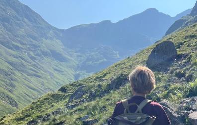 María Iraburu, rectora de la UN, observa la inmensidad del Pirineo en la excursión de este verano.