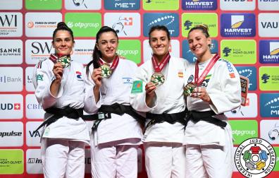 La navarra Ariane Toro, segunda por la derecha, posa con el bronce