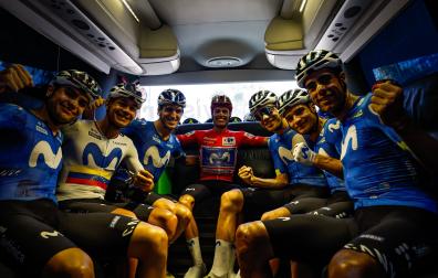 Enric Mas, junto con el resto del equipo momentos antes de la salida de etapa de Aitana en el bus del Movistar.