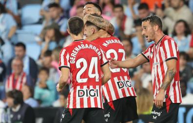 El centrocampista del Athletic Club Robert Navarro (2d) celebra su gol en el partido de la tercera jornada de LaLiga que Celta de Vigo y Athletic Club de Bilbao