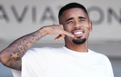 El delantero brasileño de 29 años, Gabriel Jesús, nuevo fichaje del FC Barcelona a su llegada al aeropuerto de Barcelona