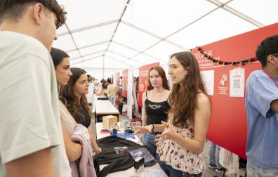 Puestos informativos en la jornada de bienvenida del nuevo curso escolar en la UPNA