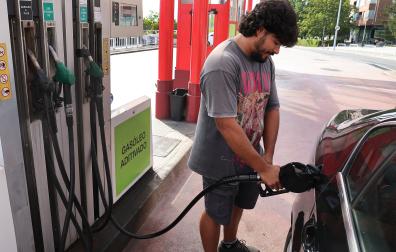 Un vehículo repostando este martes gasóleo en una estación de servicio en Iturrama
