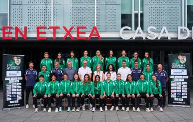 Los componentes de la primera plantilla del Replasa Beti Onak junto a autoridades y patrocinadores tras la presentación oficial en el Navarra Arena