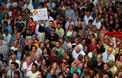 Fotos de la concentración de apoyo a Ceuta celebrada en la plaza Consistorial en Pamplona