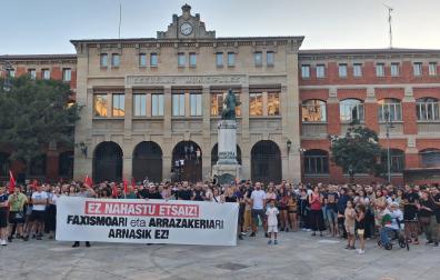 A unos 300 metros, concentración “antifascista” con GKS