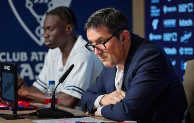 Braulio, en la presentacion oficial de los nuevos jugadores de Osasuna, Rockson Yeboah y Romain del Castillo.