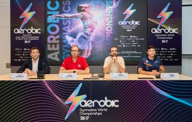 De izquierda a derecha; Jesús Garballo (Presidente de la RFEG), Jorge Aguirre (director gerente del IINDAF), Íñigo Gómez (director del área de Cultura, Fiestas y Deporte del Ayuntamiento de Pamplona) y Miquel Mañé durante la rueda de prensa celebrada este jueves.