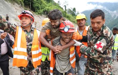 Fotografía cedida por el Ejército de Nepal que muestra el rescate de uno de los dos trabajadores que permanecían atrapados en un túnel del proyecto hidroeléctrico Trishuli 3A,