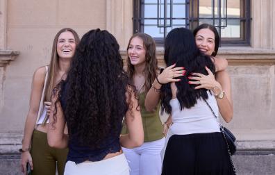 Alumnas de Bachillerato de Liceo Monjardín se abrazan a la entrada del centro, el primer día del curso escolar.
