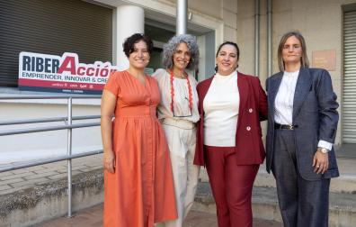 De izquierda a derecha, Vitori Hernández Ullate, Marta Bondesio Chueca, Blanca Pérez de Arenaza Tejada, y Ana Malo Jaso, antes de comenzar la mesa redonda que protagonizaron en el foro RiberAcción de Tudela