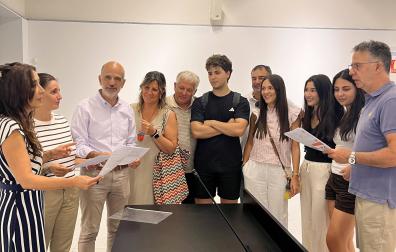 Encuentro de varios del colectivo de afectados con el diputado Alberto Catalán -tercero por la izquierda-