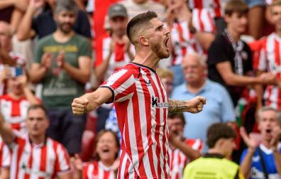 El centrocampista del Athletic Club Sancet celebra marcar el tercer gol del equipo bilbaíno ante el Atlético de Madrid