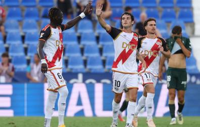 Los jugadores del Rayo Vallecano, Pathé Ciss (i) y Sergio Camello celebran el segundo gol del equipo madrileño frente al Racing de Santander