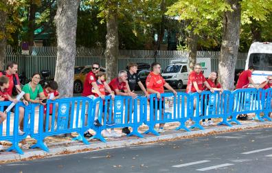 Aficionados rojillos en el exterior del estadio de Mendizorroza en Vitoria este domingo