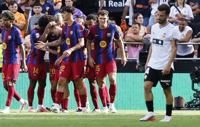 Los jugadores del Barcelona celebran el quinto gol, obra de Pedro González "Pedri"