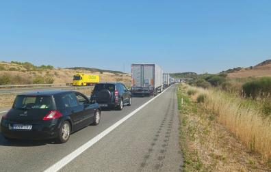 Retenciones tras el accidente en la AP-15, en Olite